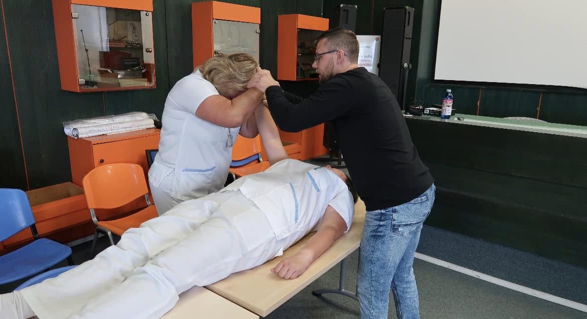 Praktický nácvik modelové situace - bezpečné uvolnění z úchopu za vlasy